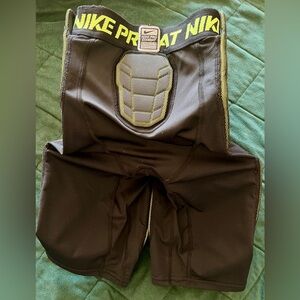 BOYS NIKE COMBAT PRO
COMPRESSION PADDED SHORTS
SIZE LARGE
VERY GOOD CONDITION!